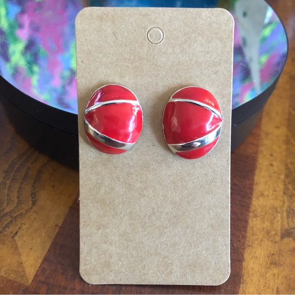Vintage oval red enamel silver setting pierced earrings - Picture 2 of 9